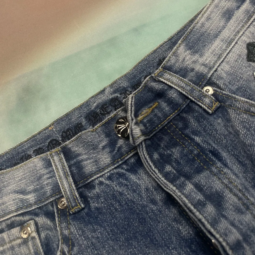 🅿️300 🔘Model No.-KL167 🔘Cro Heart𝐂𝐡𝐫𝐨𝐦𝐞 𝐇𝐞𝐚𝐫𝐭 Blue Bull Starry Sky Cross Patched Leather Jeans* These Croix Heart Jeans! It is really a treasure item in the fashion circle! It uses super unique starry sky theme leather elements, mostly in the shape of a cross, and there is glitter on the leather surface! Under the light, it is so dazzling that it instantly becomes the focus of the crowd. This design is simply unique, the details are handled to perfection, simple and elegant. The workmanship is also very exquisite, the entire trousers are neatly routed, every small detail is not careless, and the sense of quality is full. Moreover, its shape is awesome and its genderless style can be easily worn by both men and women, making it instantly trendy! The matching suggestions are as follows: Street fashion style: Wear a black loose hooded sweatshirt with a personalized graffiti pattern on it, a black leather jacket from Croix Heart, and a pair of black high-top sneakers, such as Converse 1970s black model. For accessories, you can choose Croixin’s silver necklace and ring, and then wear a black baseball cap to look cool and trendy when walking on the street. Casual fashion style: wear a white cotton short-sleeved T-shirt underneath, simple and clean. Pair it with a light-colored denim jacket, these crotch jeans, and a pair of white shoes, like Nike's Air Force 1. Wear a simple black backpack for daily outings and shopping, which is comfortable and fashionable. Personalized retro style: Choose a floral shirt, the pattern can be retro polka dots or paisley patterns, and tuck the hem of the shirt into your pants. Pair it with a pair of brown retro leather shoes or Martin boots with thick soles. Wearing a pair of round retro sunglasses, the overall look is unique and retro.  Size: S M L XL XXL (28.30.32.34.36) Color: Blue